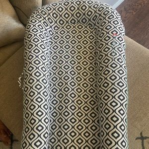 Dock-a-tot grand in black and white; excellent condition